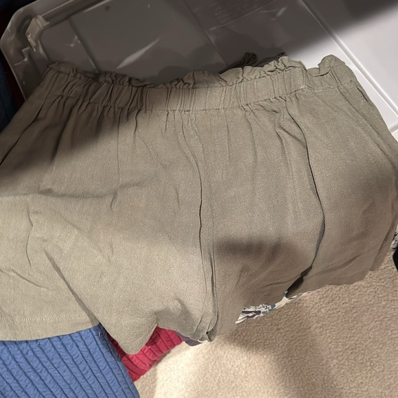 Cute olive green elastic waist tie front shorts - - Picture 2 of 2